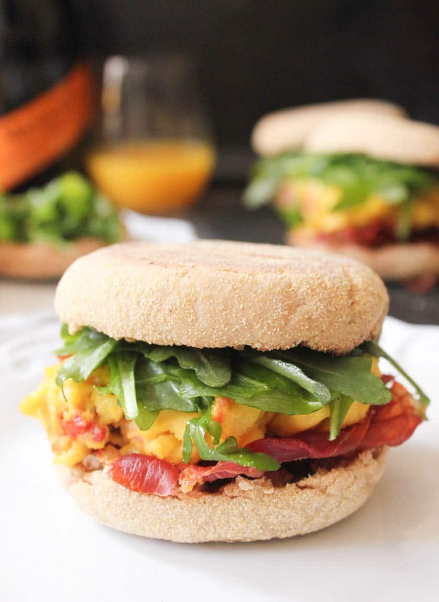 Domesticate-Me-goat-cheese-and-sun-dried-tomato-egg-sandwiches-with-crispy-prosciutto-3