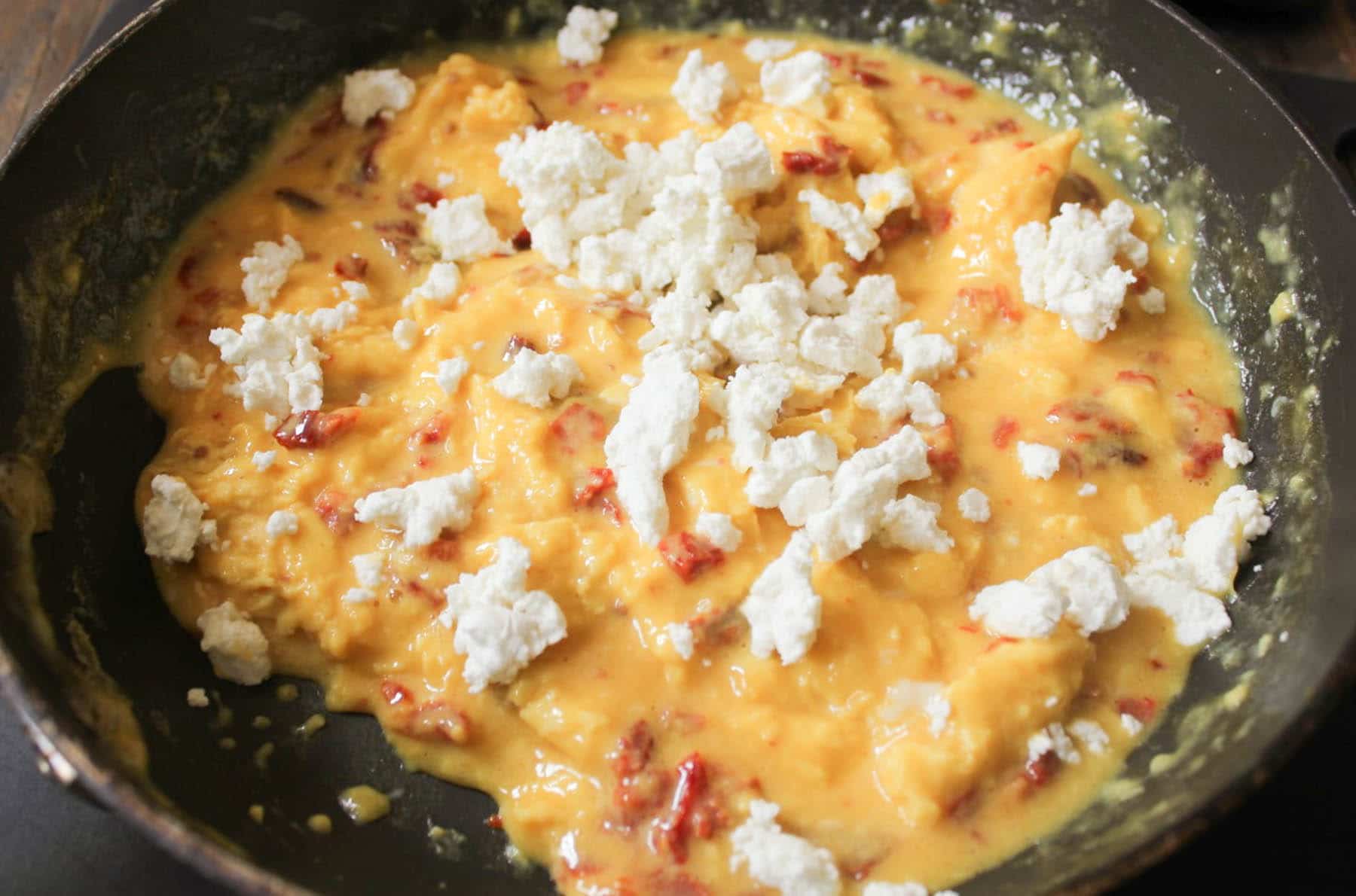 goat-cheese-and-sun-dried-tomato-egg-sandwiches-with-crispy-prosciutto-step-6